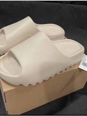 Adidas Yeezy slides Bone size 11